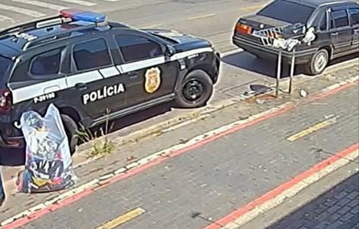 Polícia Civil apreende 153 peças de roupas falsificadas na Emílio Checchinato